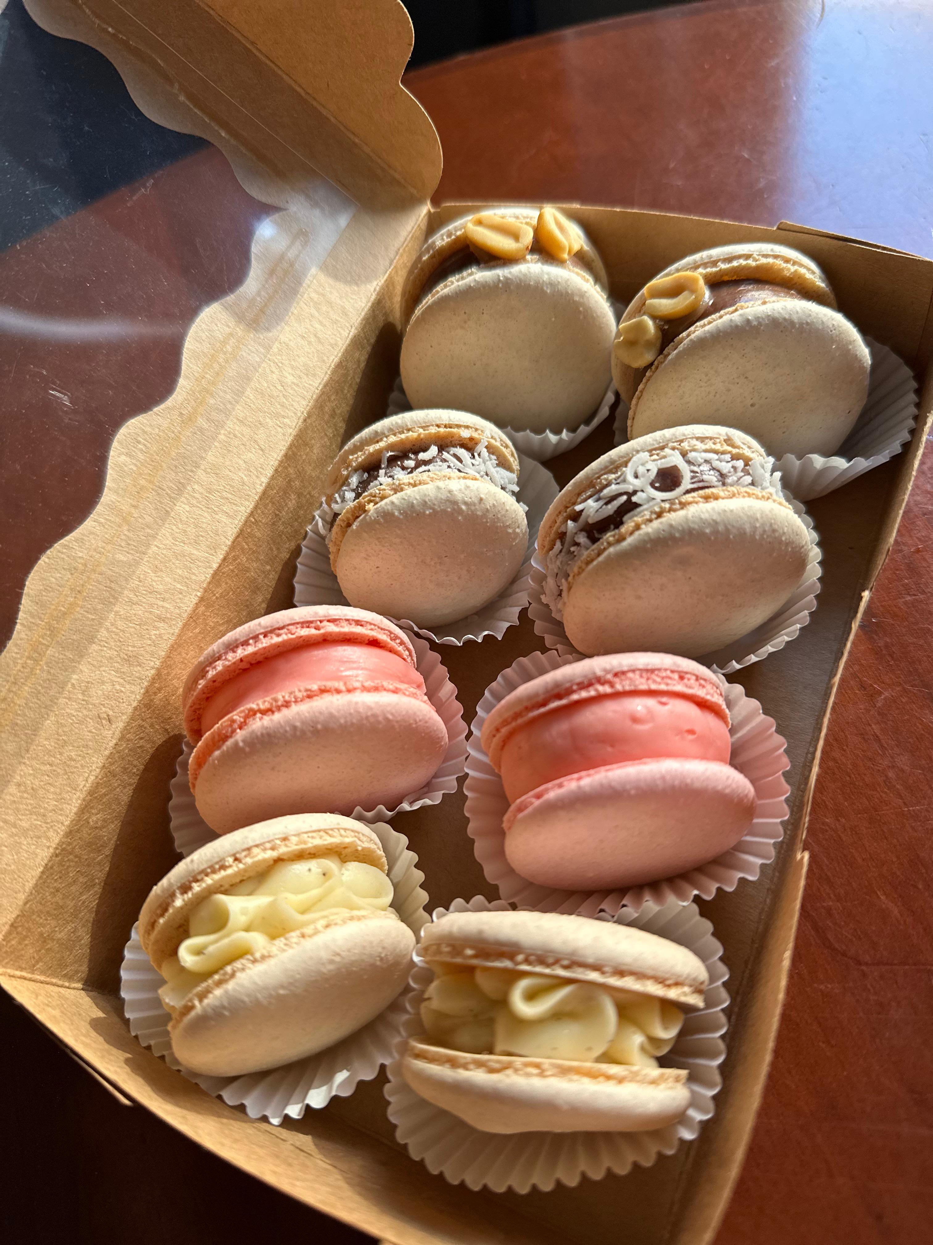 Assorted Macaron Delight: 8-Pack Featuring 4 Exciting Flavors